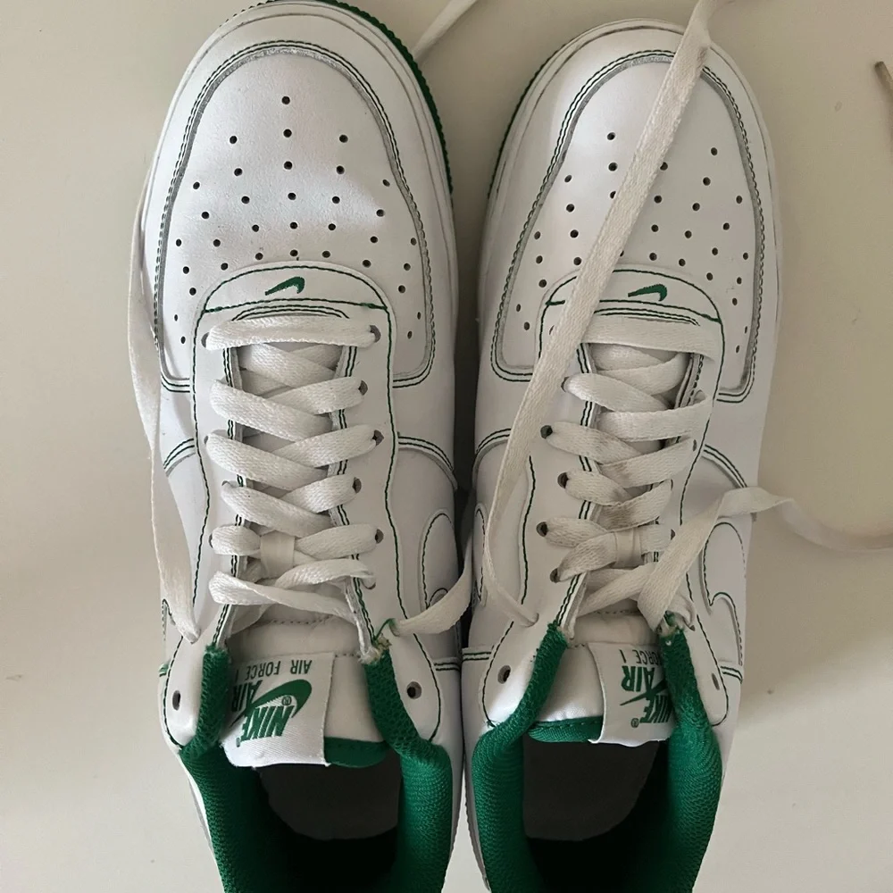 Nike Air Force 1 size 9.5M, white with green stitching - Picture 4 of 13